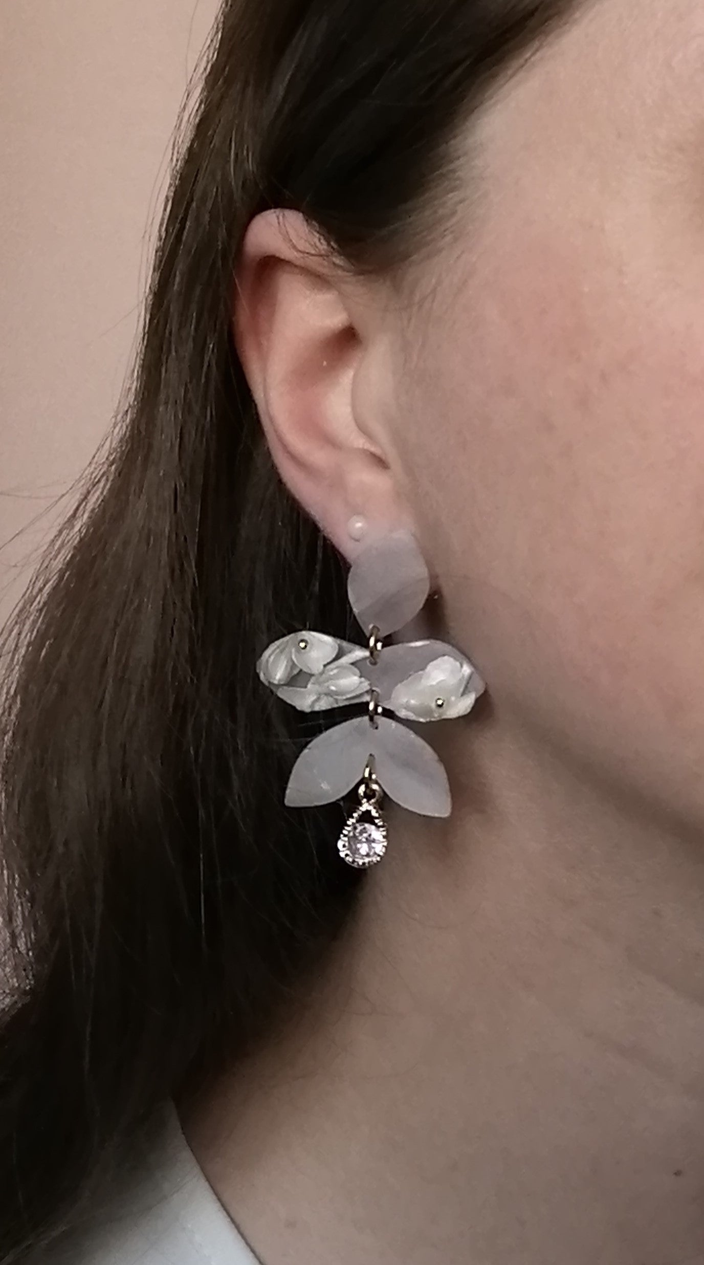 Boucles longues fleuries blanc nacré et breloque zirconium
