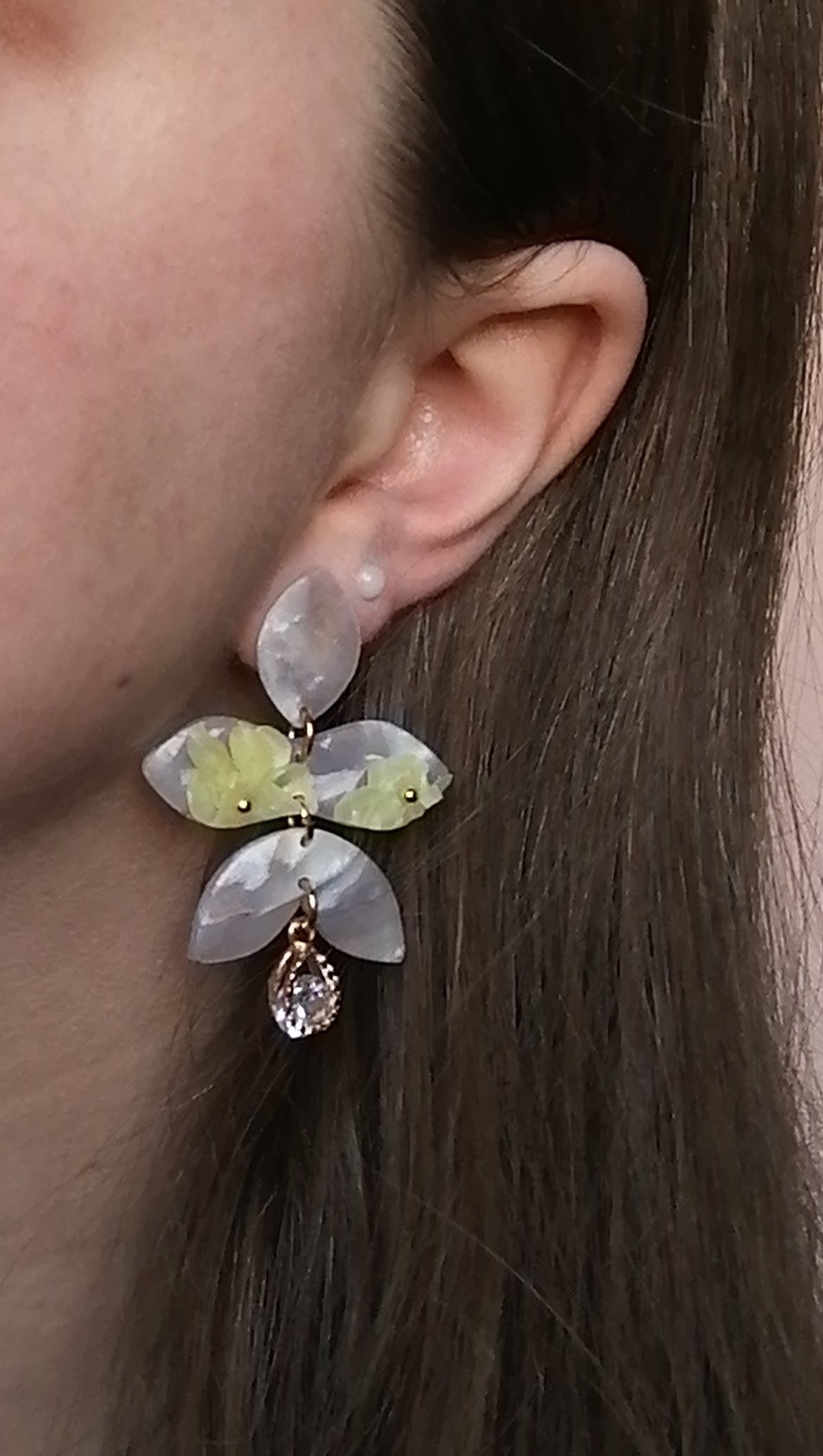 Boucles longues fleuries jaune et breloque zirconium