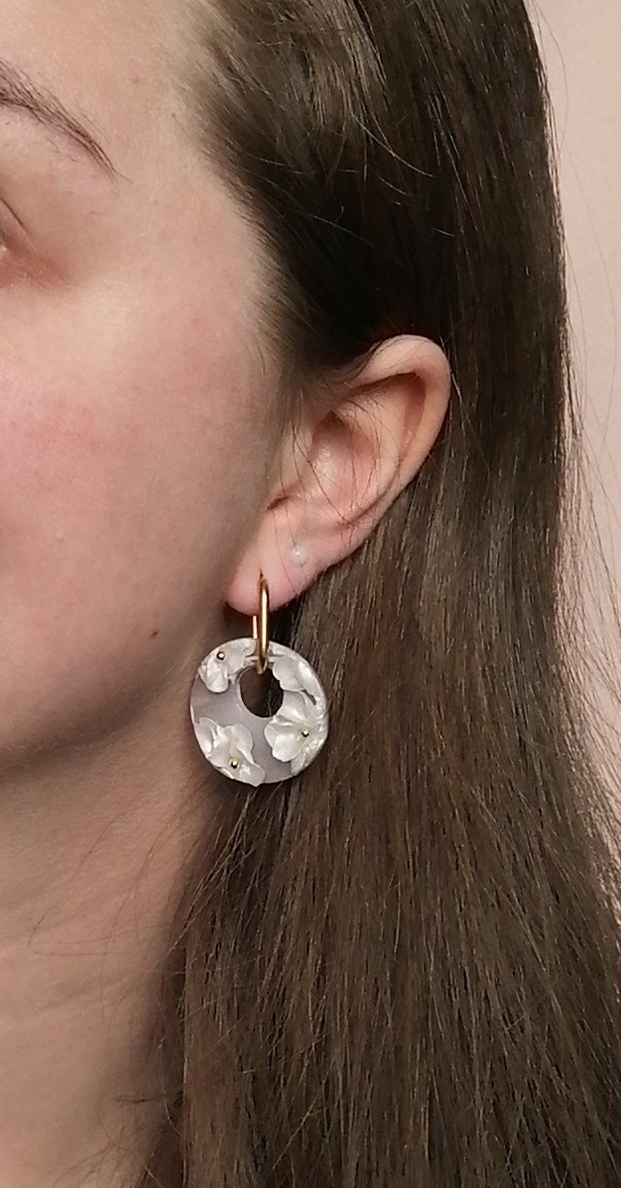 Créoles dorées et pampilles fleuries