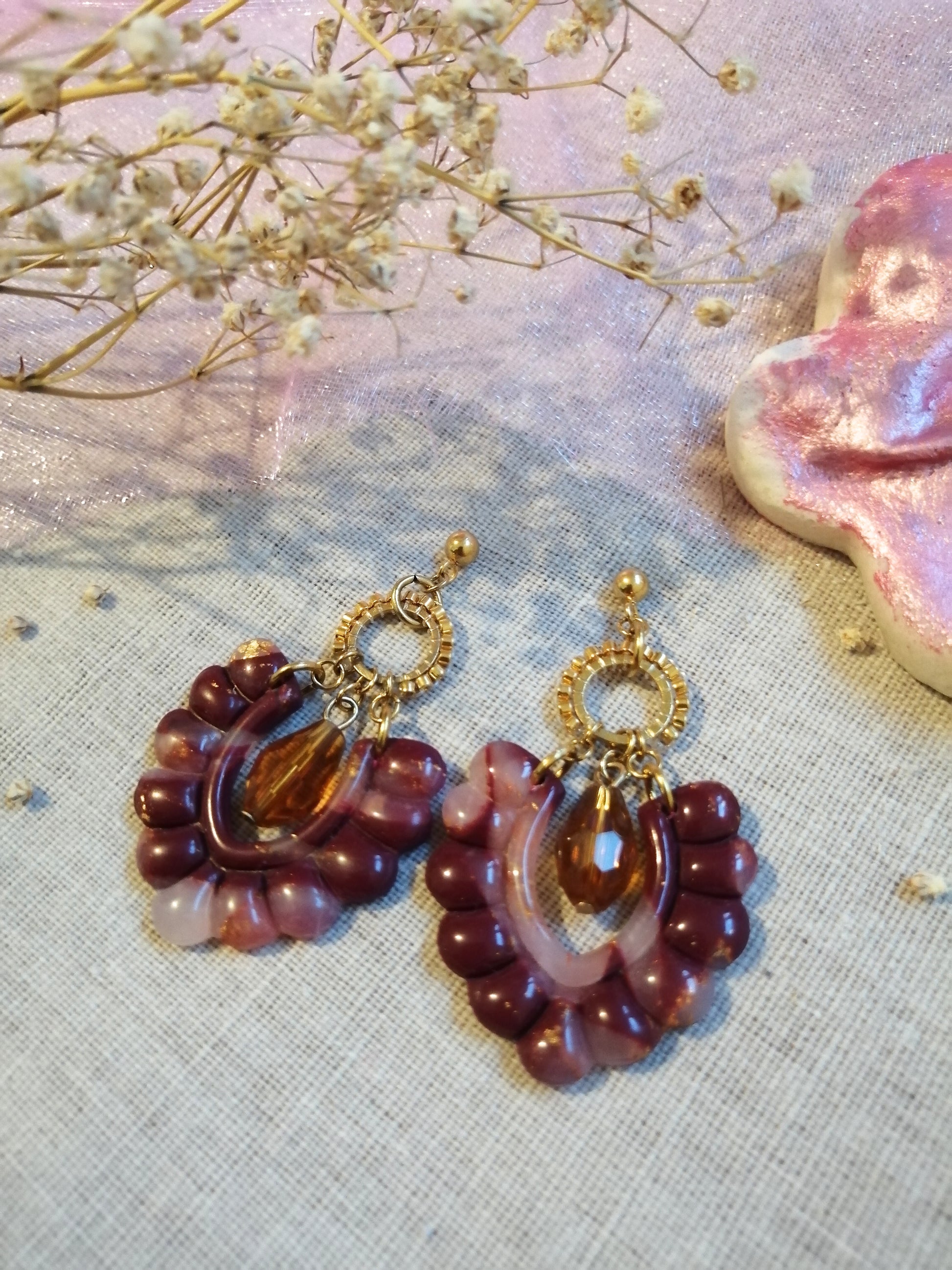 Boucles bordeaux marbré et perle couleur ambrée