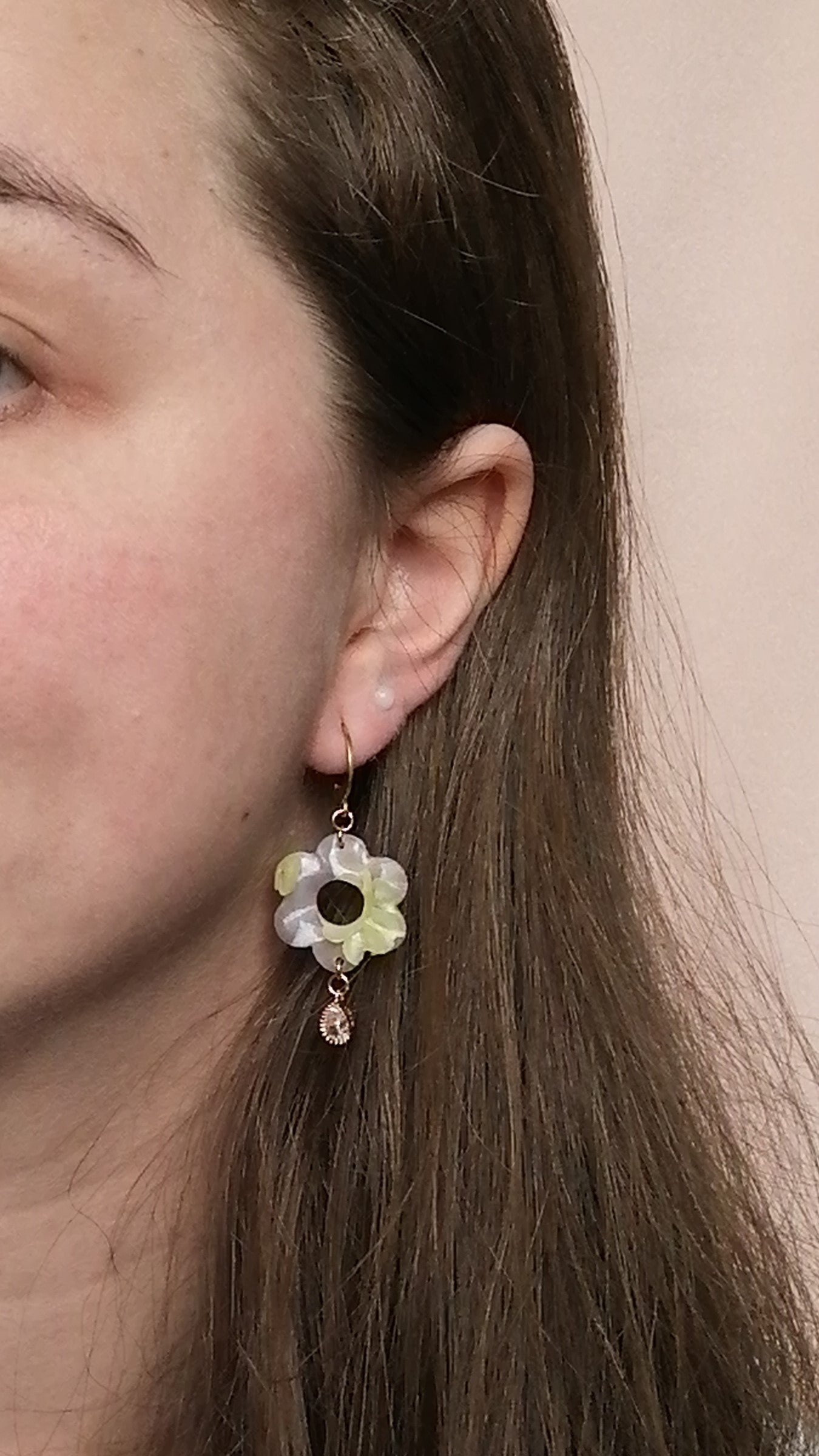 Mini créole fixe avec fleur fleurie jaune et breloque zirconium