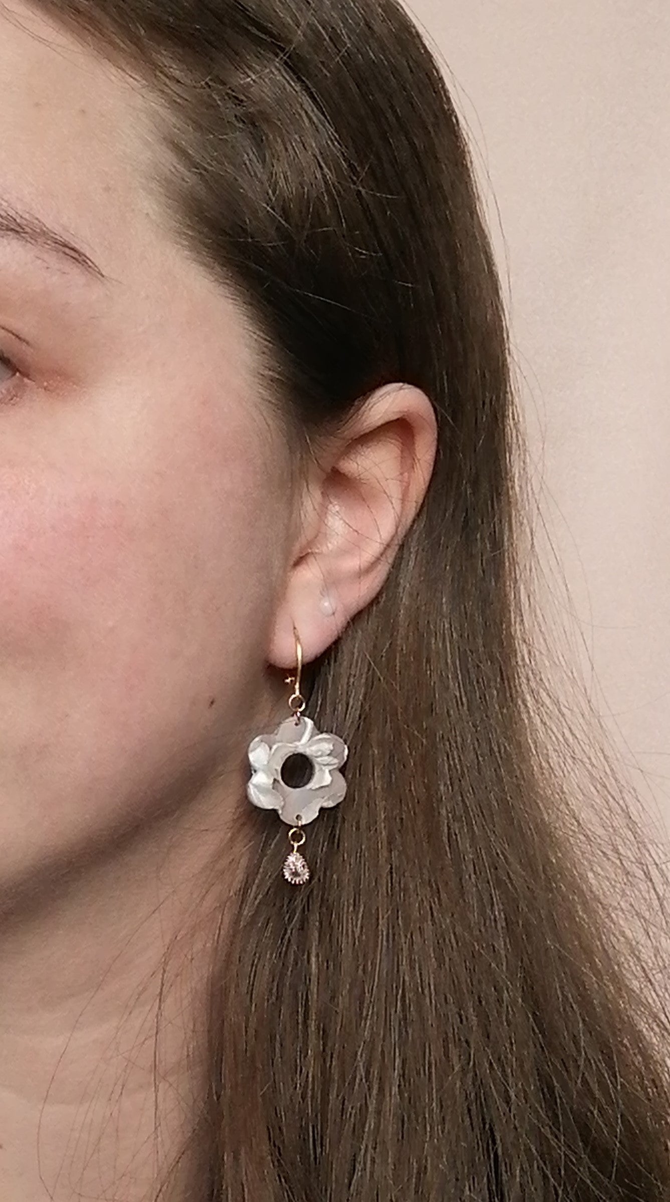 Mini créole fixe avec fleur fleurie blanc nacré et breloque zirconium